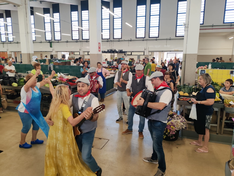 Animação de rua com o Grupo Terra Velhinha