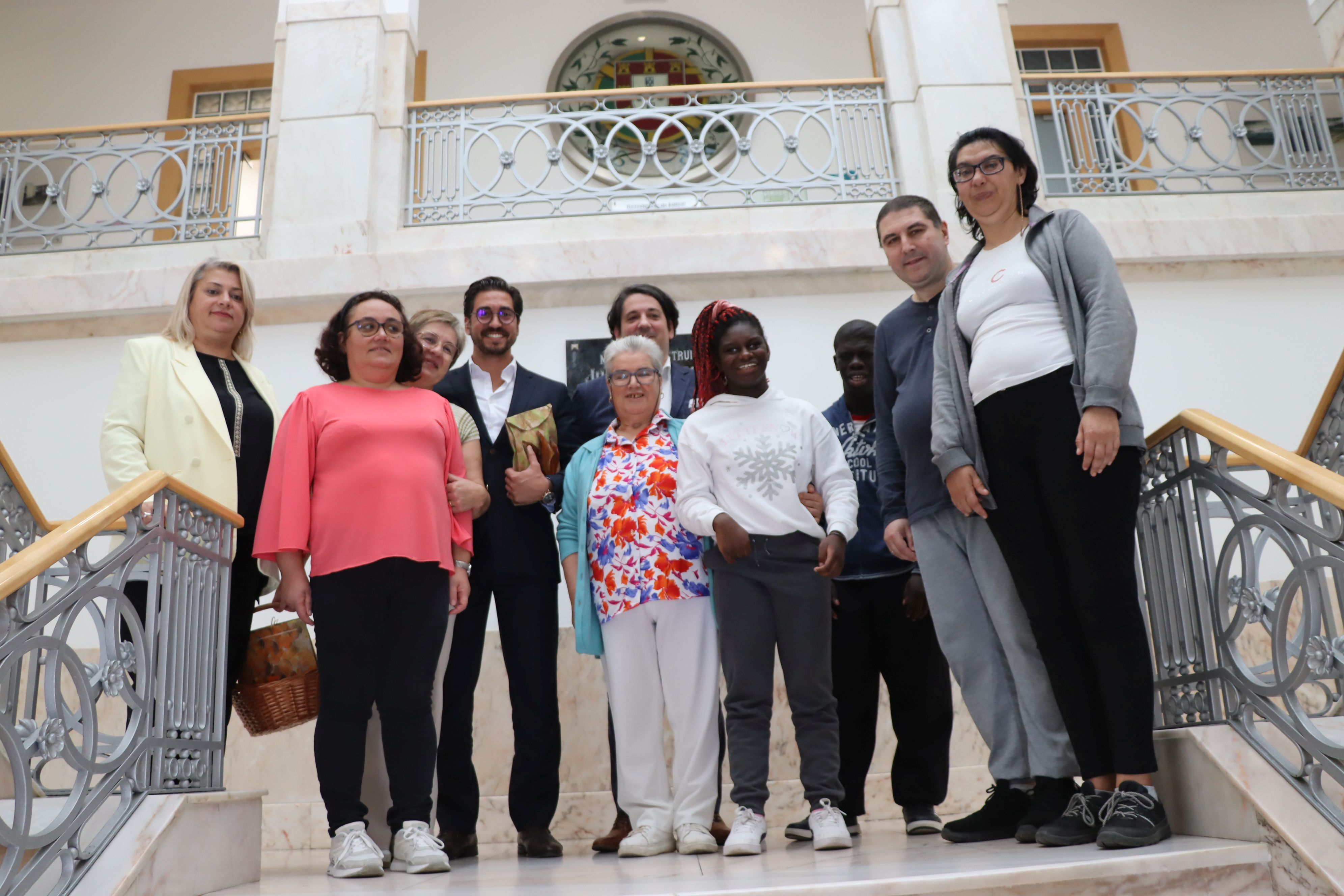 Utentes do CERE entregam broas dos Santos na Câmara Municipal