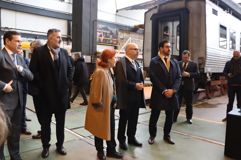 Ministra do Ambiente e Energia e Ministro das Infraestruturas e Habitação estiveram no Entroncamento para apresentação da nova automotora da CP