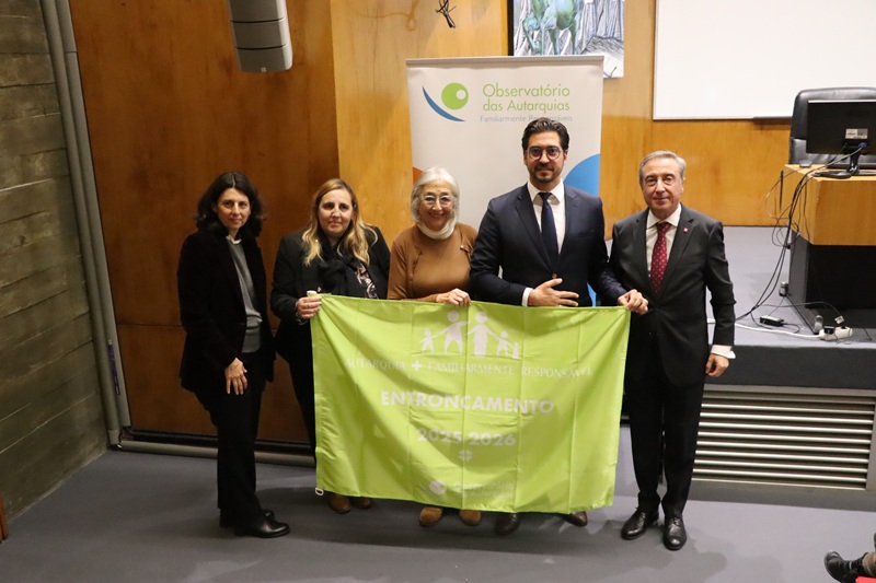 Bandeira Verde “Autarquia + Familiarmente Responsável 2025” entregue ao Município do Entroncamento