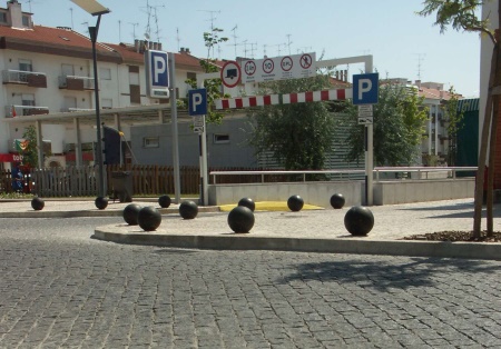 Parque de estacionamento da Praça Salgueiro Maia com avenças mais baratas
