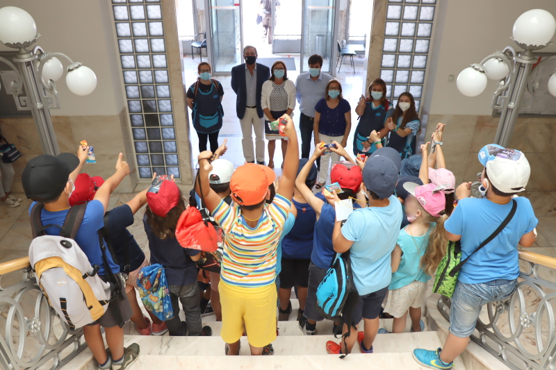 Alunos da CAF da Escola António Gedeão apresentam Hino na Câmara Municipal