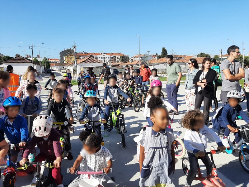 Capa A pedalar para a escola